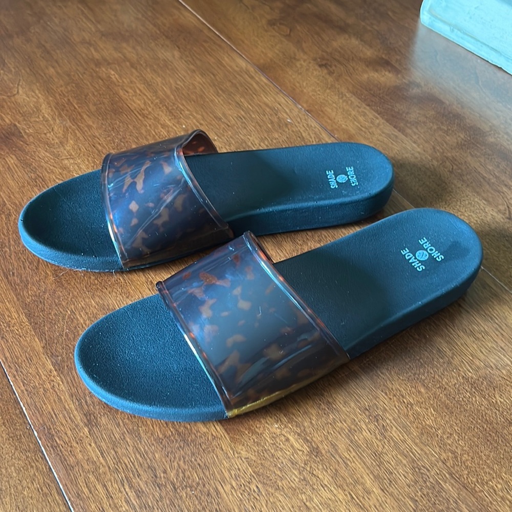 Target “Shade& Shore” tortoise shell slides